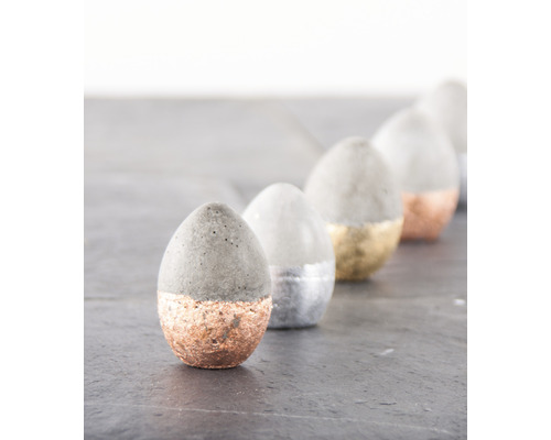 Reihe von Dekorationseiern aus Beton mit Beschichtung