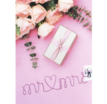 Dekoratives Arrangement mit Rosen, Geschenk und Mr. & Mrs. Schriftzug
