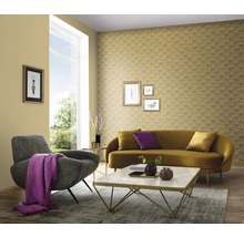 Wohnzimmer mit Sofa, Sessel, Couchtisch und gemusterter Tapete