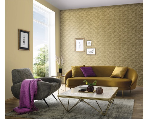 Wohnzimmer mit Sofa, Sessel, Couchtisch und gemusterter Tapete