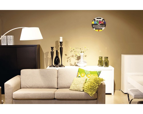 Wohnzimmer mit Sofa, Schrank, Stehlampe und Wanduhr