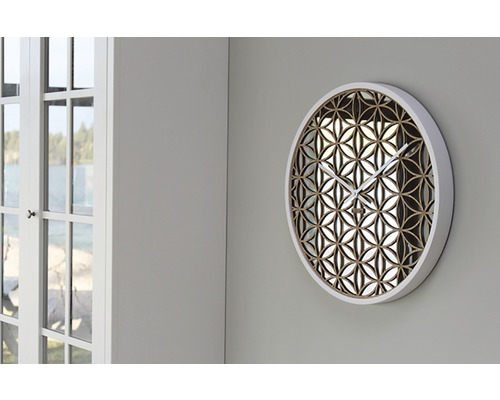 Runde Wanduhr mit floralem Muster an einer Wand