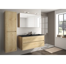 Modernes Badezimmer mit Waschtischunterschrank, Spiegelschrank und Hochschrank in Holzoptik.