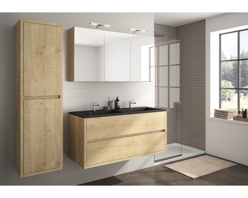 Modernes Badezimmer mit Waschtischunterschrank, Spiegelschrank und Hochschrank in Holzoptik.