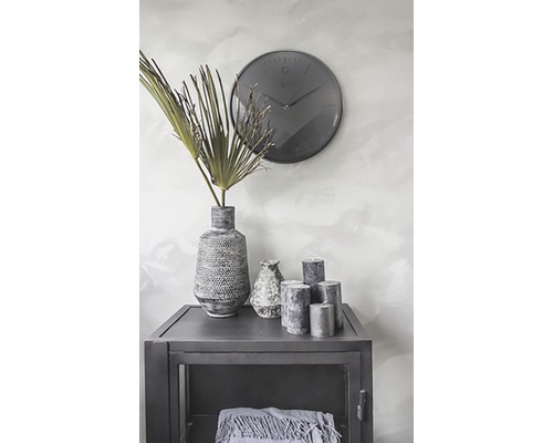 Dekorative Inneneinrichtung mit Schrank, Tischuhr, Vase, Kerzen und Zierde