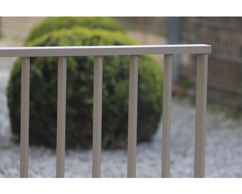 Detailaufnahme eines Metallzauns im Garten