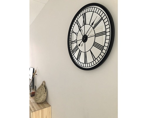 Wanduhr mit römischen Ziffern und Spiegel