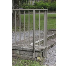 Metallzaun auf Steinmauer