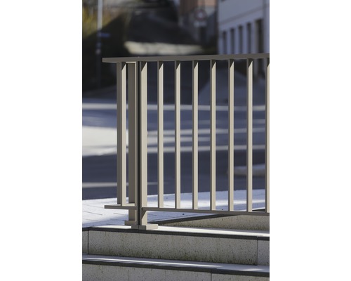 Metallgeländer auf Betontreppe