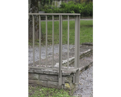 Metallgeländer auf einer Steinmauer im Außenbereich