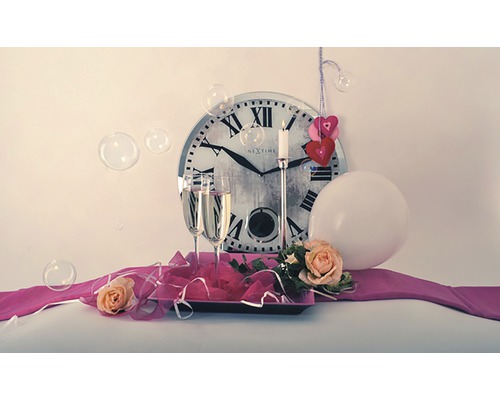 Dekoration mit Uhr, Sektgläsern, Kerze, Ballon und Rosen