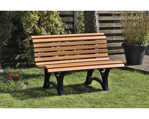 Gartenbank aus Holz mit Untergestell aus Metall im Garten