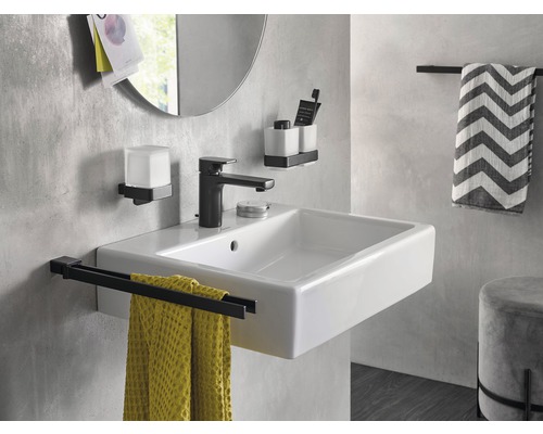 Modernes Badezimmer mit Waschbecken, Armatur und Handtuchhaltern