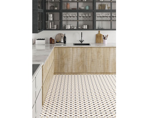 Helle Küche mit gemusterten Bodenfliesen, Spüle und Küchenschränken