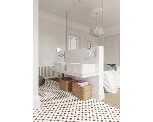 Helles Badezimmer mit Doppelwaschbecken, gemusterten Bodenfliesen und dekorativen Körben.