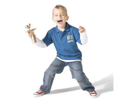 Junge mit Holzspielzeug und Jeans