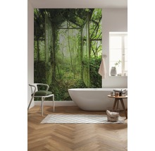 Badezimmer mit Fototapete, die ein von Pflanzen überwuchertes Gewächshaus zeigt.