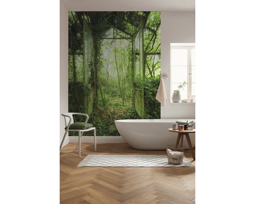 Badezimmer mit Fototapete, die ein von Pflanzen überwuchertes Gewächshaus zeigt.