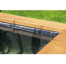 Detailaufnahme einer Hochbeetfolie in einem Holzrahmen