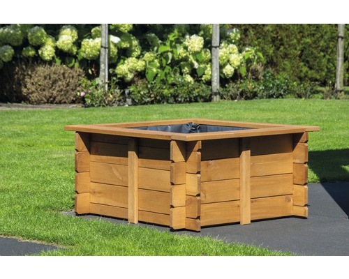 Quadratisches Hochbeet aus Holz im Garten