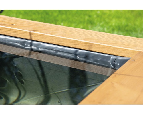 Detailansicht eines Hochbeets mit Holzrahmen und Folie