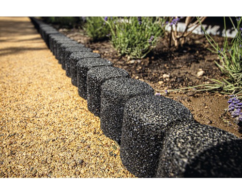 Gartenweg mit Rasenkantensteinen aus Gummi