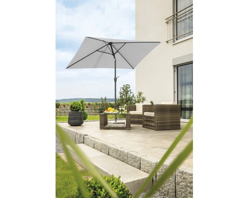 Terrasse mit Sonnenschirm, Gartenmöbeln und Pflanzgefäß