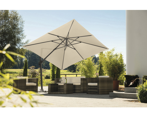 Quadratischer Ampelschirm über Rattansitzgruppe im Garten