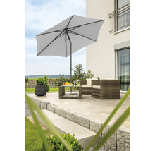 Terrasse mit Sonnenschirm, Rattansitzgruppe und Tisch