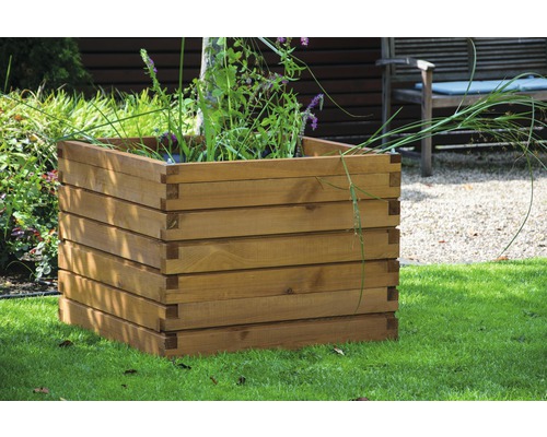 Quadratisches Hochbeet aus Holz im Garten.