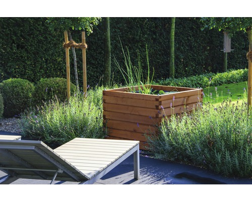 Garten Szene mit Holz Pflanzkasten, Liegestuhl und Lavendel