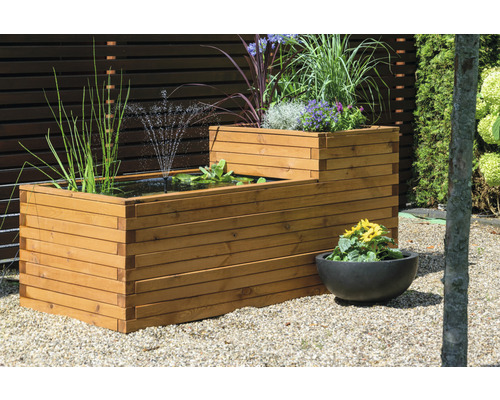 Holzteich mit Springbrunnen und Pflanzen für den Garten