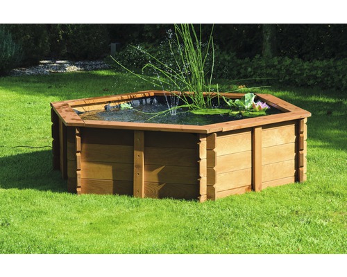 Hexagonaler Gartenteich mit Holzrahmen, Bepflanzung und Wasserspiel