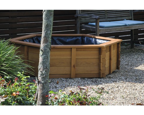 Holzhochbeet im Garten mit schwarzer Folie ausgelegt