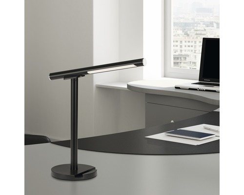 Schreibtisch mit LED Lampe und Laptop