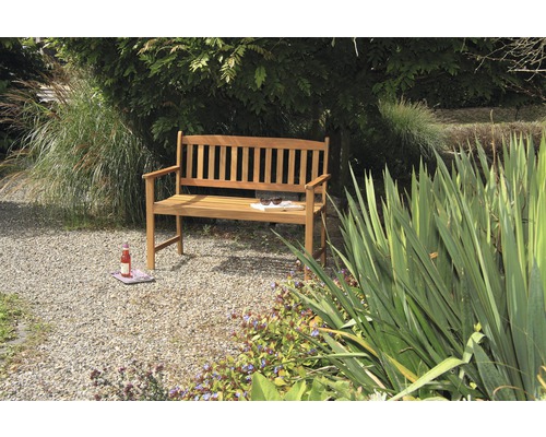 Holz Gartenbank im Garten mit Bewuchs