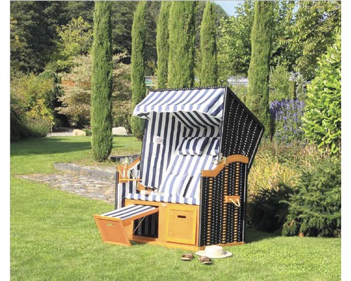 Strandkorb mit blau-weiß gestreiftem Stoffbezug im Garten
