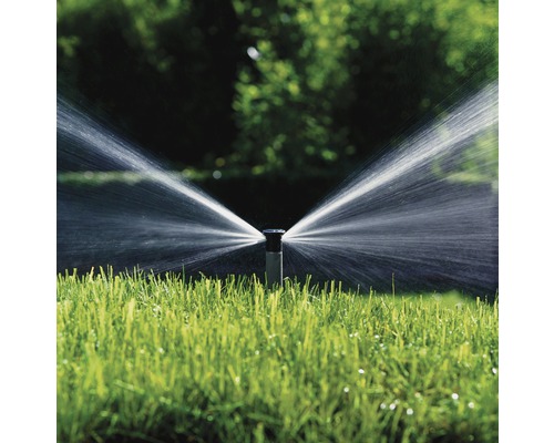 Bewässerungssystem Sprinkler im Einsatz auf Rasenfläche