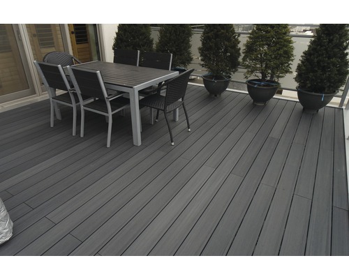 Terrasse mit Terrassendielen, Tisch, Stühlen und Pflanzen