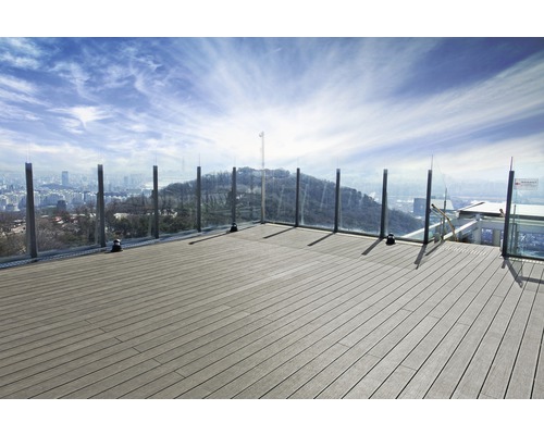 Terrasse mit Holzdielen und Glasgeländer mit Blick auf eine Stadt