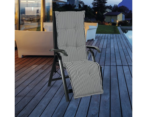 Gartenliege mit gestreifter Auflage auf einer Holzterrasse