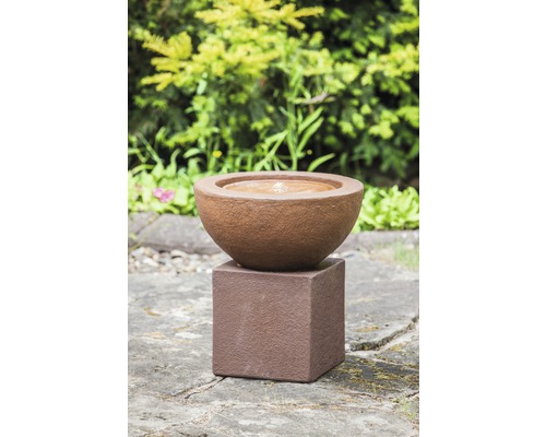 Gartenbrunnen aus Stein mit rundem Becken auf quadratischem Sockel