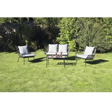 Gartenmöbelset mit Sofa, zwei Sesseln und Tisch auf einer Rasenfläche
