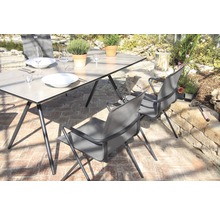 Gartentisch mit Stühlen auf einer Terrasse