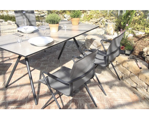 Gartentisch mit Stühlen auf einer Terrasse