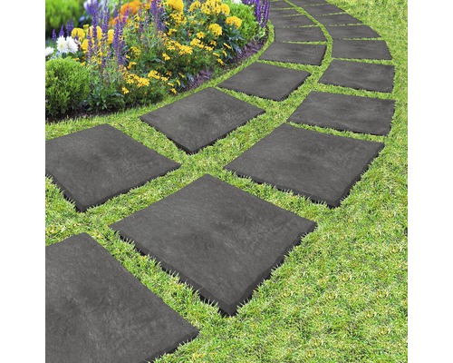 Gartenweg mit quadratischen Trittplatten aus Stein