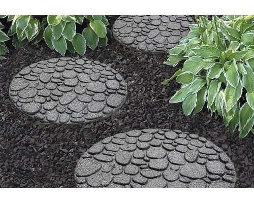 Trittplatten aus Stein in einer Gartenlandschaft