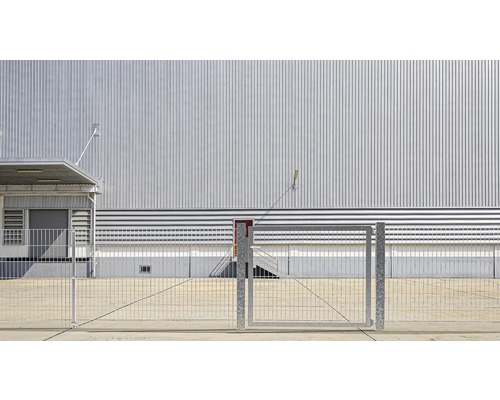 Außenansicht eines Lagerhauses mit Metallfassade und Zugangstor.