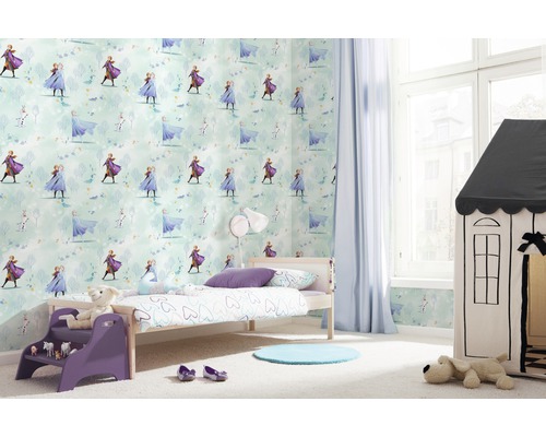 Kinderzimmer mit einem Bett, einem Spielhaus und einer Tapete mit Motiven aus dem Film die Eiskönigin