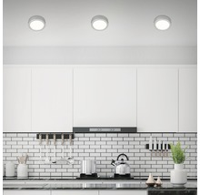 Moderne Küche mit weißen Schränken und drei runden Deckenleuchten